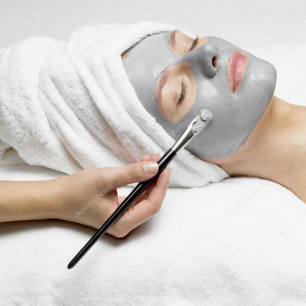 woman getting a custom deep cleanse facial mask applied at a salon